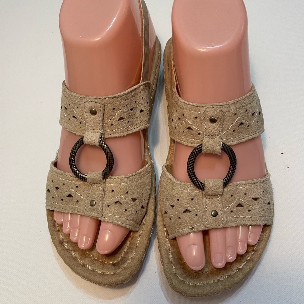 Earth Spirit Tan Sandals with Decorative Ring Size 6 SB-N